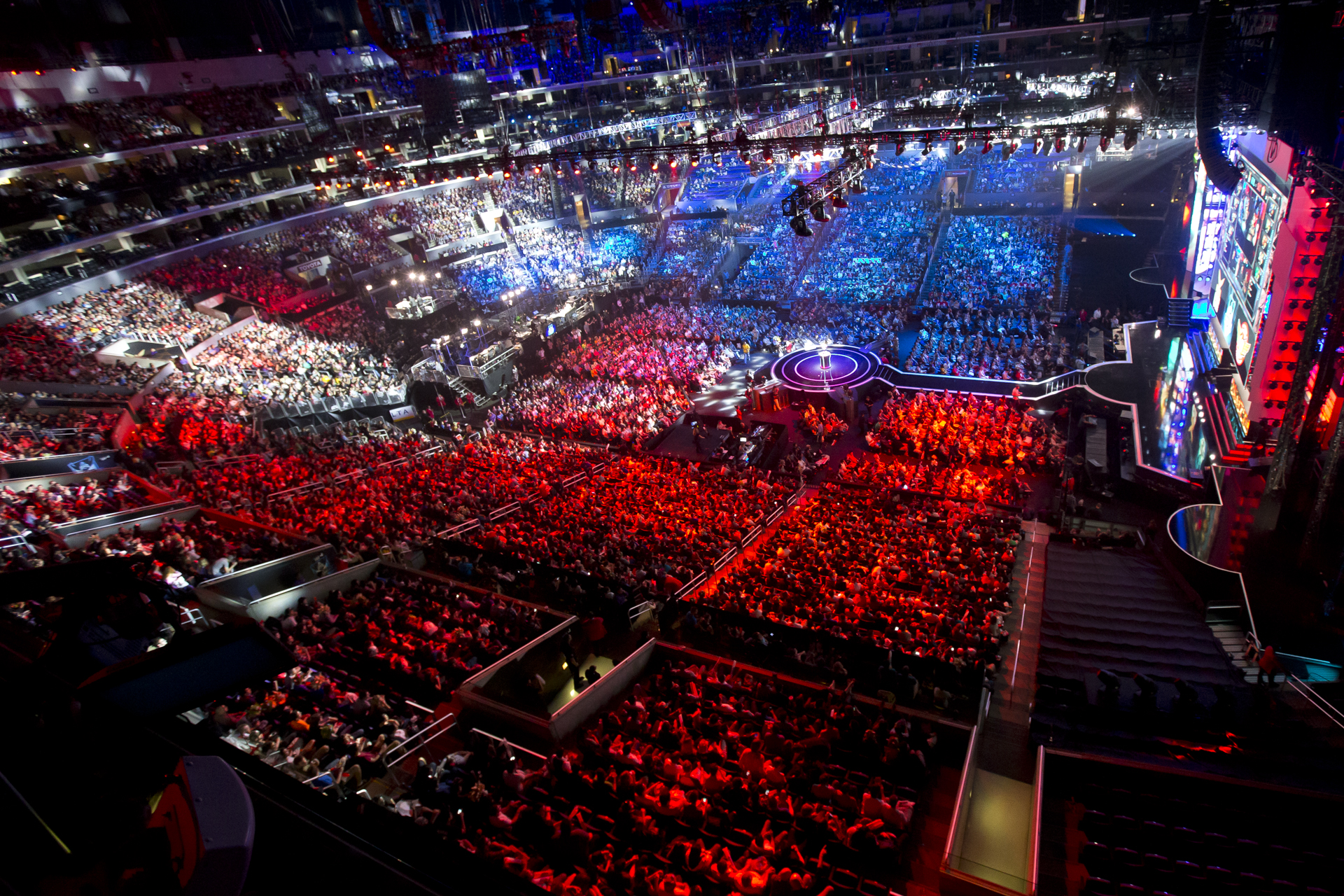 彩虹六号国服重塑电竞生态：本地化运营、赛事体系与职业训练环境全面解析